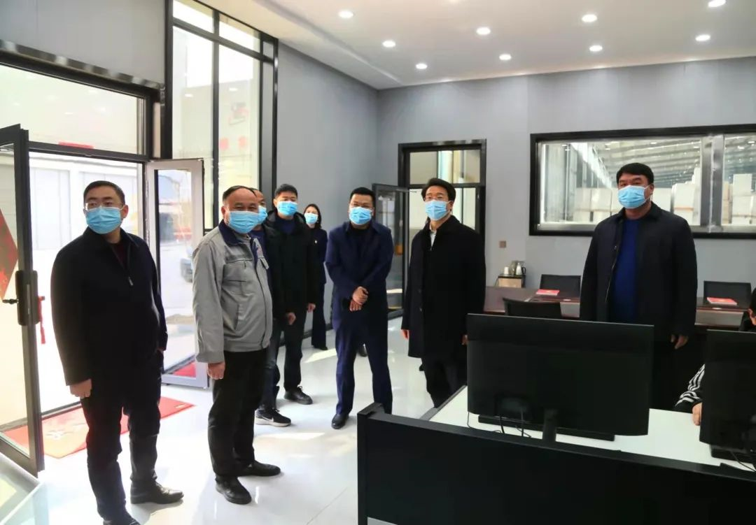 新密市市委副書記、市長(zhǎng)程洋調(diào)研新密市正興耐火材料有限公司，送服務(wù)強(qiáng)信心，沖刺首季“開門紅”！(圖1)